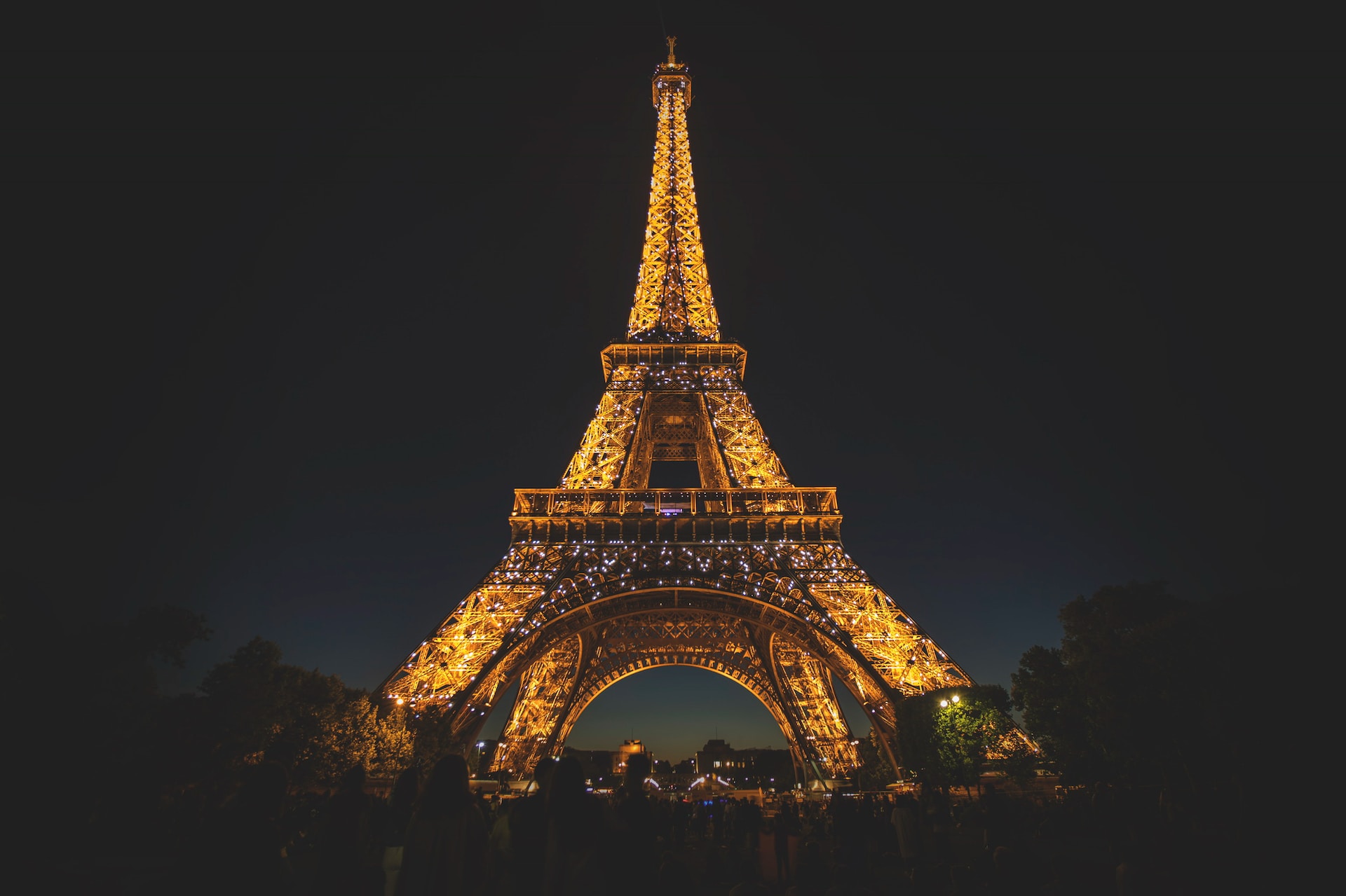 Un caffè a Parigi. Vista della Tour Eiffel illuminata di notte.
