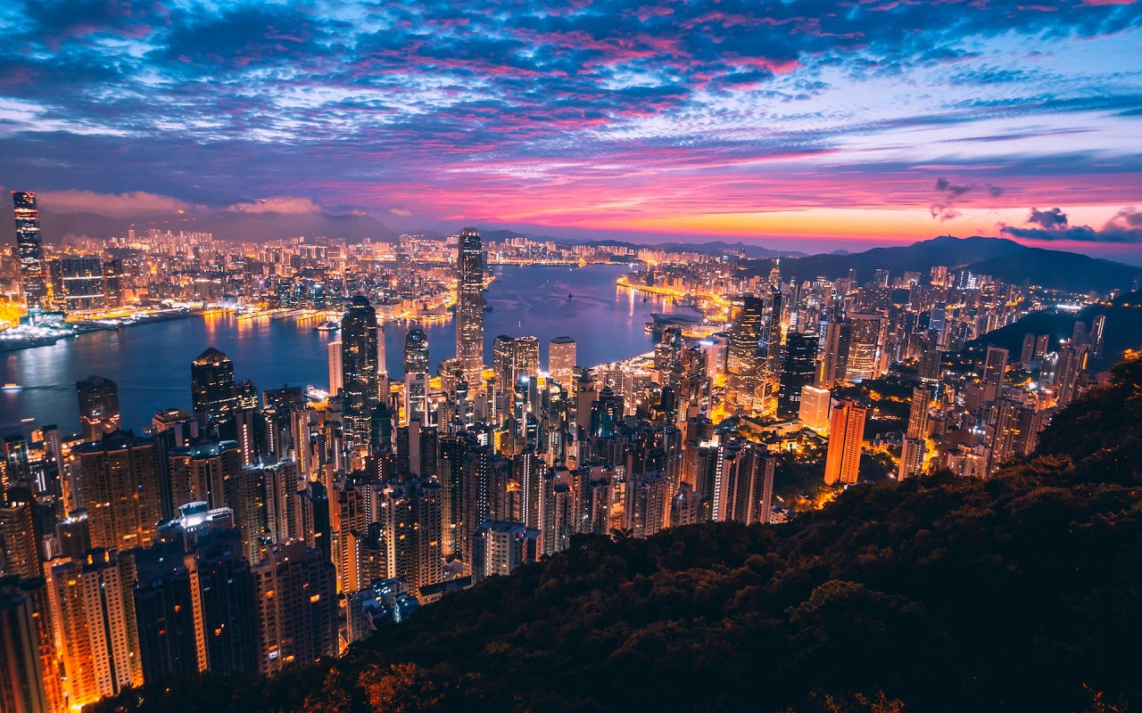 Cosa mangiare a Hong Kong: viaggio 2024. Vista di Hong Kong al tramonto, skyline e grattacieli Hong Kong.