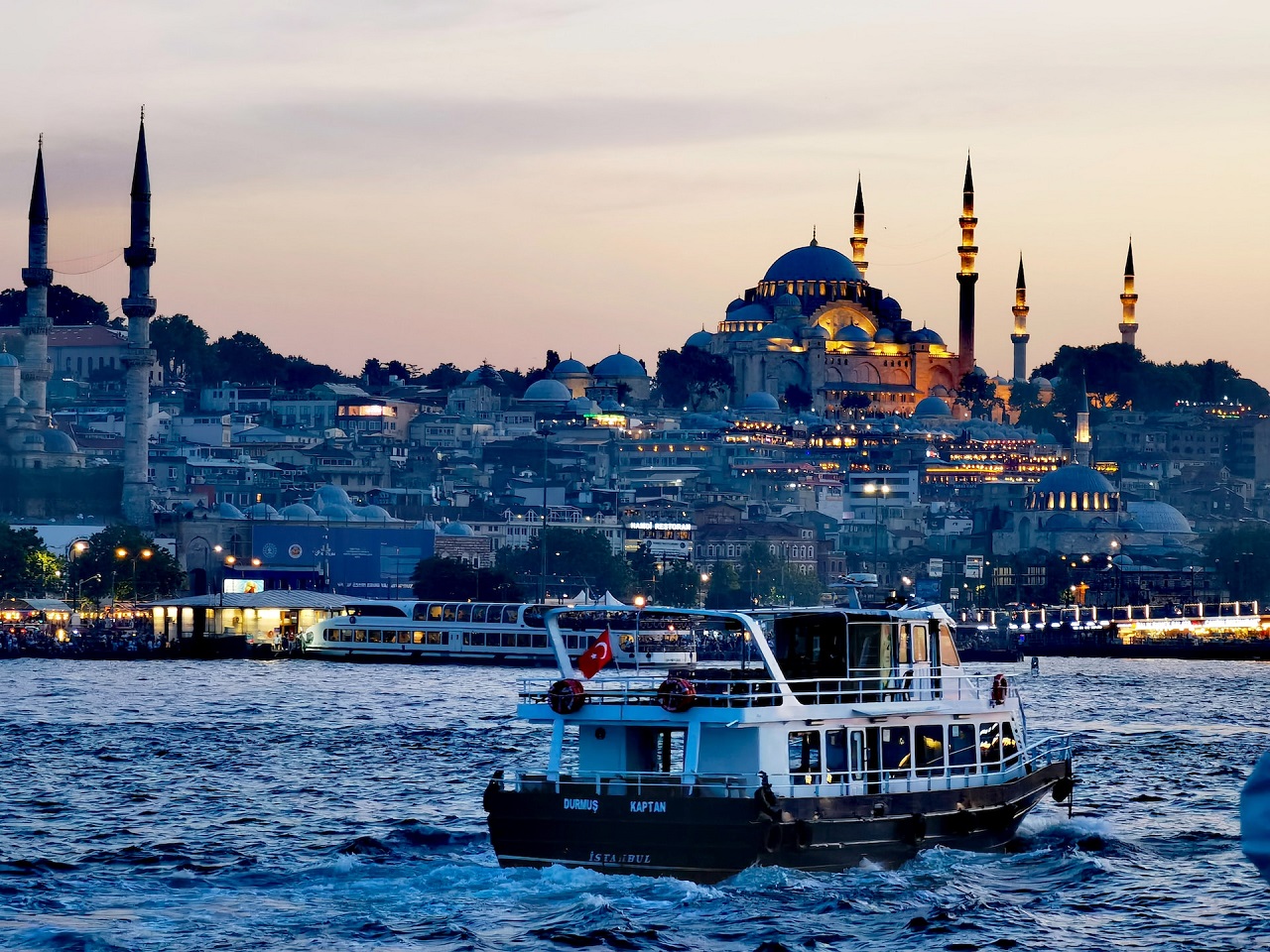 Cosa mangiare a Istanbul. Vista di Istanbul al tramonto con barca sul mare.