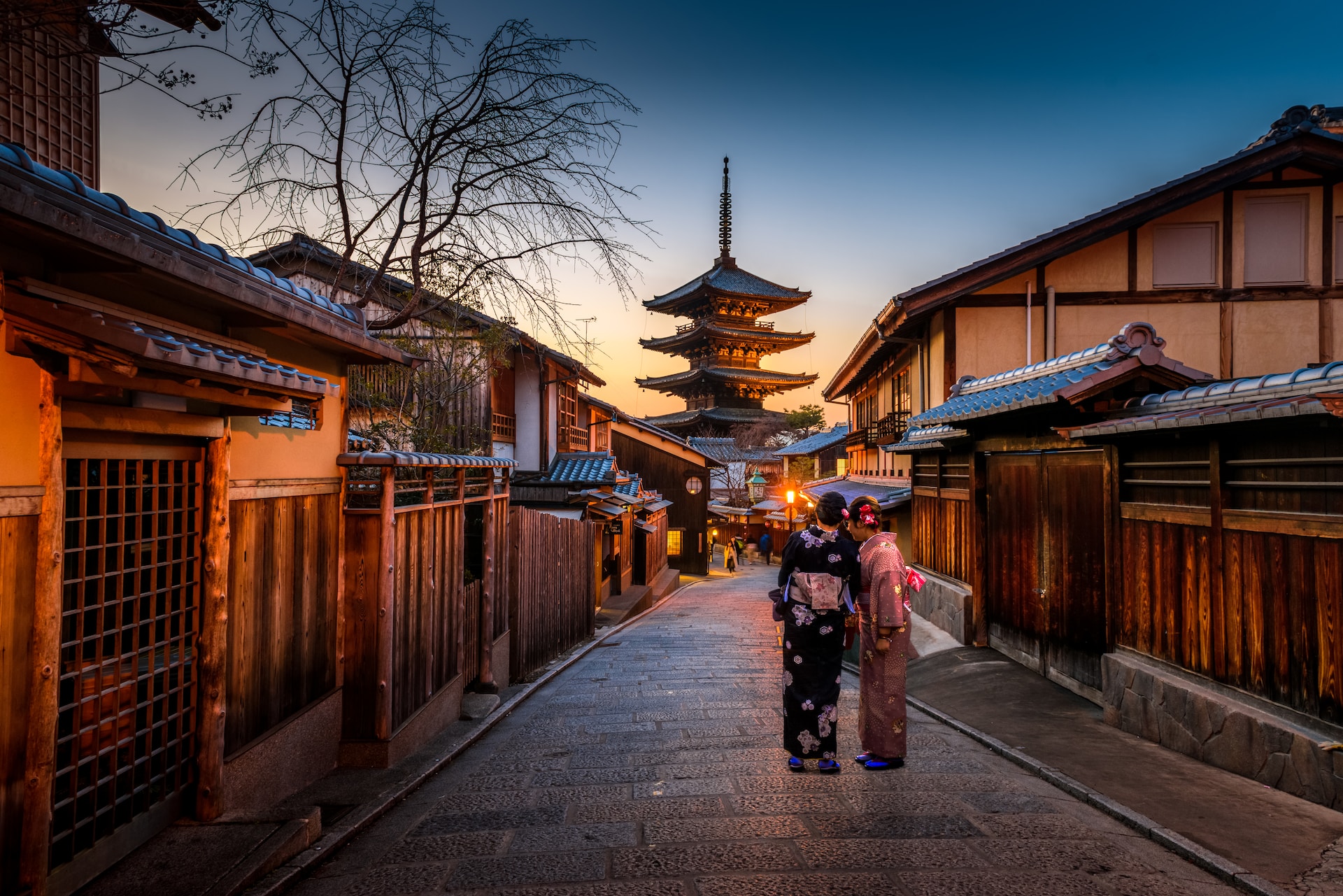 Dormire in un Ryokan in Giappone. strade di Kyoto, due donne in kimono.