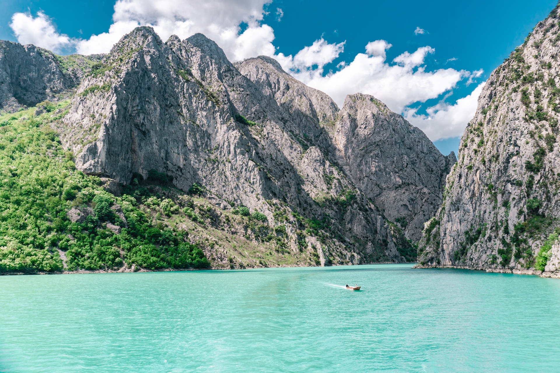 Viaggio in Albania. Vista sul lago Komani.