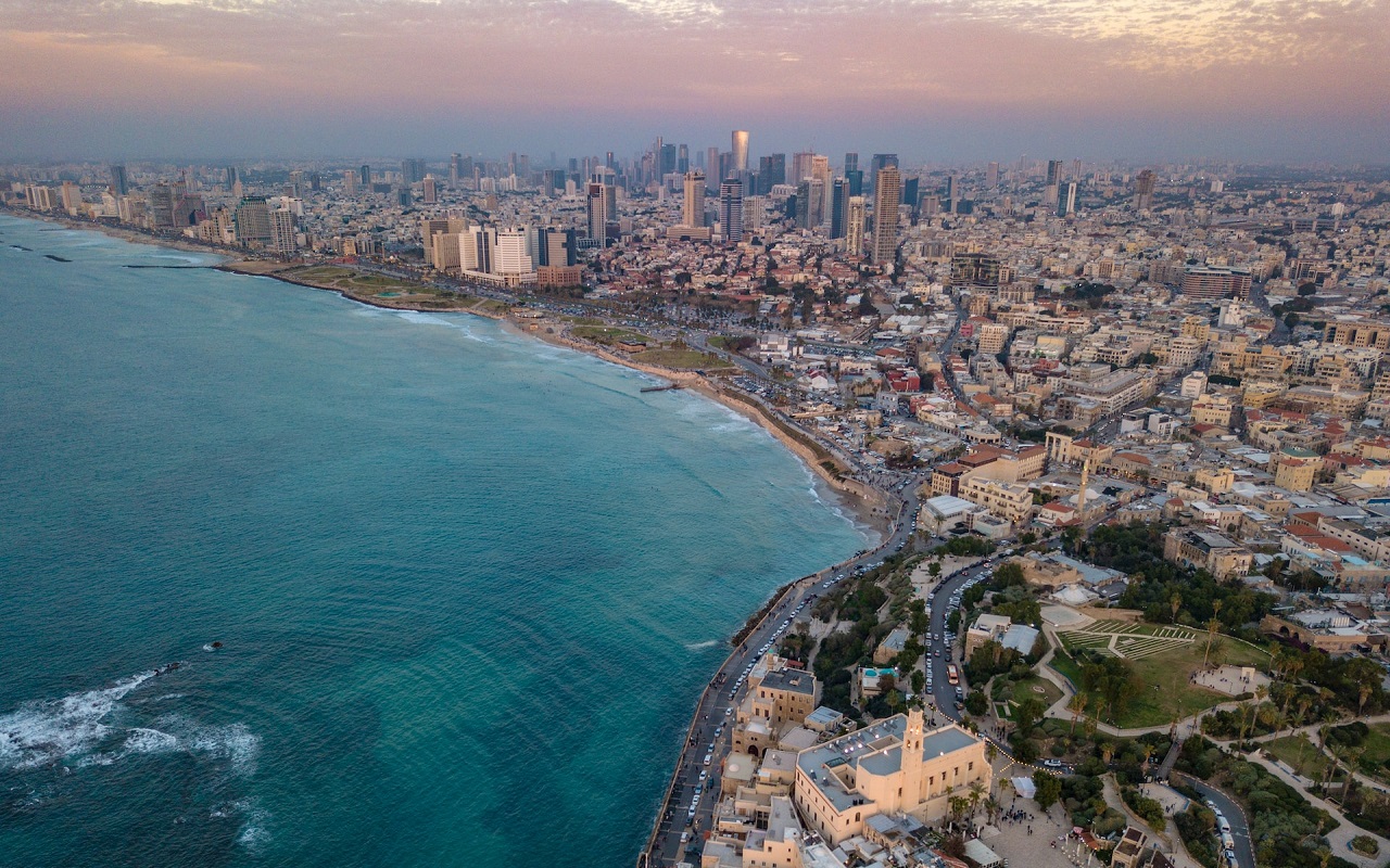Notizie dal mondo: Israele. Vista del mare e della città di Tel Aviv.