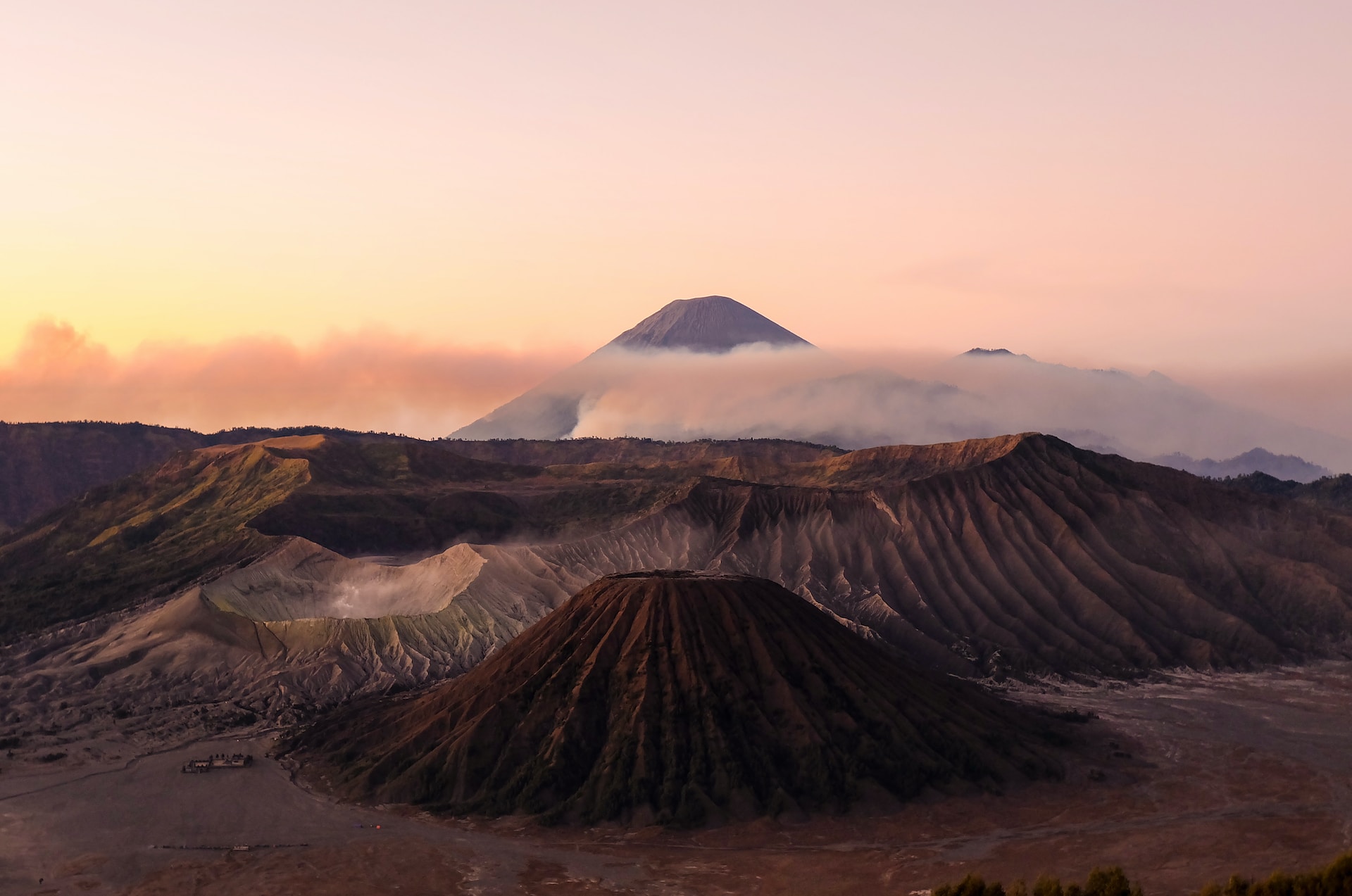 Viaggio nella riserva di Bawah. Vista del monte Bromo, in Indonesia, all'imbrunire.