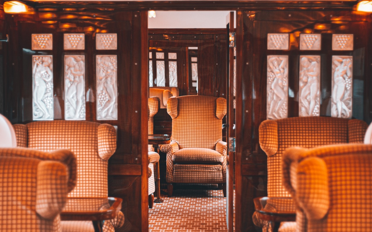 Viaggio sull'Orient Express 2024. Sedili e corridoio dell'Orient Express.